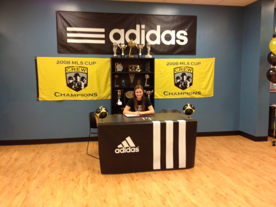 Photo by: Julie Deluca
Amelia signed in Grand Rapids along with 36 other crew juniors. She signed with her travel club instead of signing at Loy Norrix.