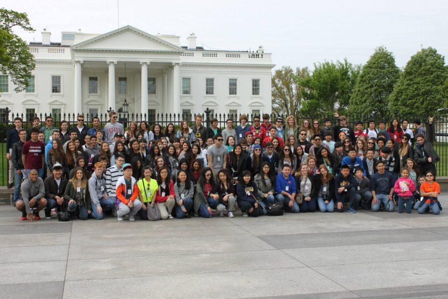 In this picture we can see all the exchange students that participated on this trip, posing in front of the White House. More than a 100 exchange students were there