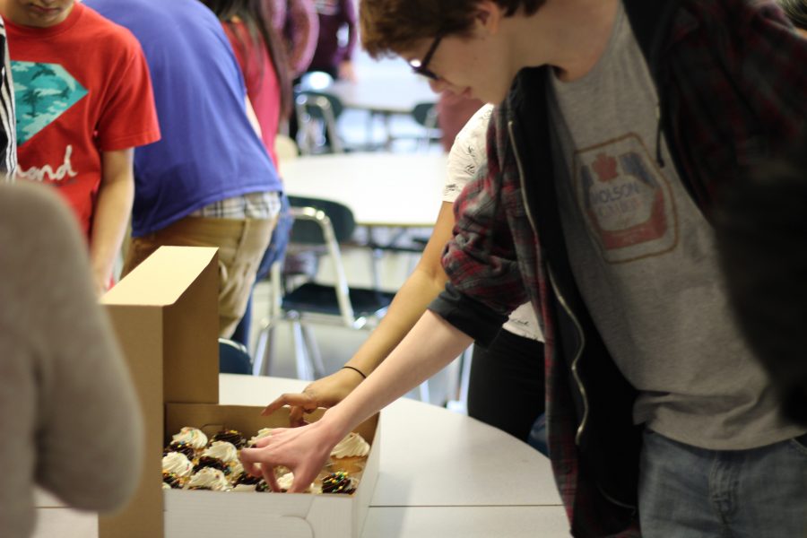 Link Crew’s Cupcakes and Conversation Inspires New Members