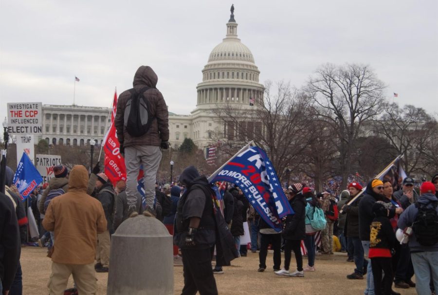 Crowd gathering around the capitol, in support of Trump´s Save America Riot 