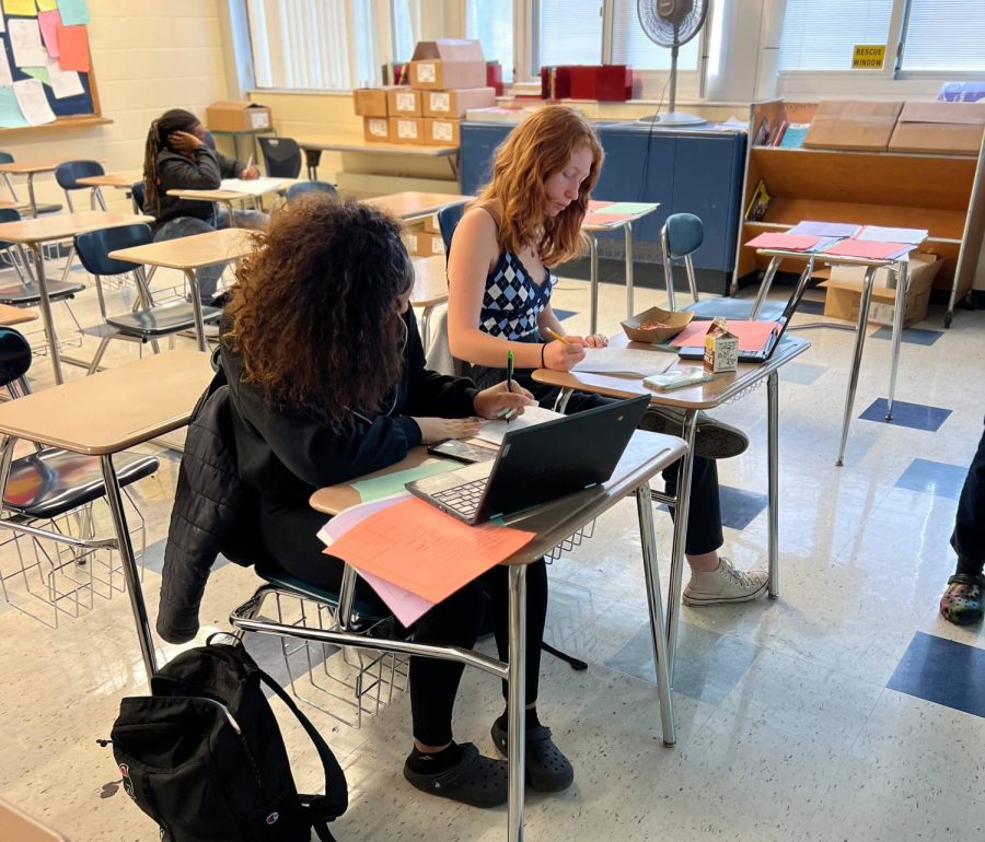 Freshmen Dulce Ramirez (left) and Margaret Field (right) do schoolwork during lunch. Both students had final exams approaching and took extra time to catch up on schoolwork before the end of the trimester.