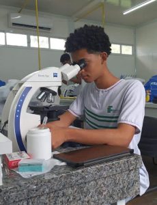 João Pedro Santos is at school wearing a school uniform.